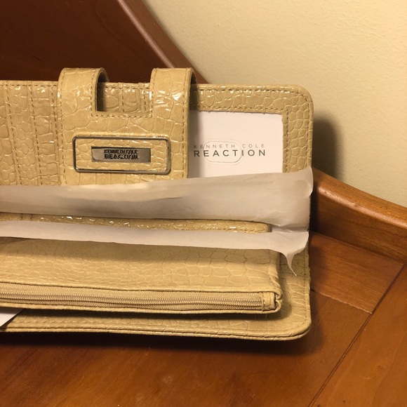 [New] KENNETH COLE Reaction Tab Clutch Purse w/ strap - Picture 3 of 4